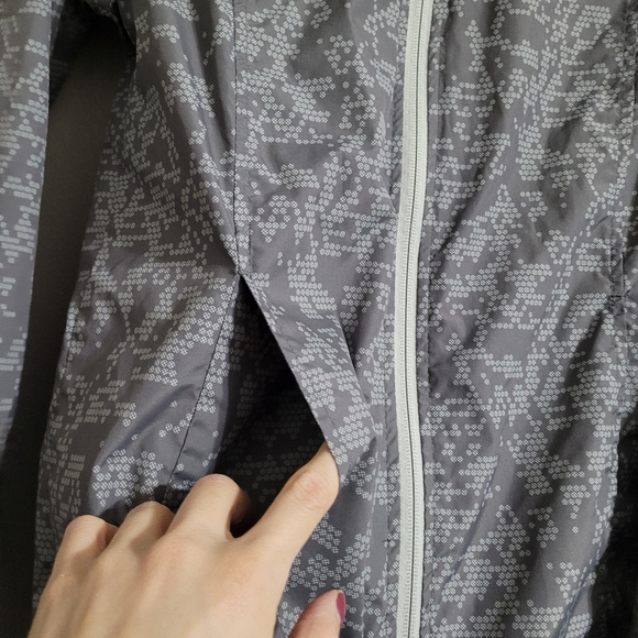 ASICS | Packable Running Jacket - Picture 5 of 10